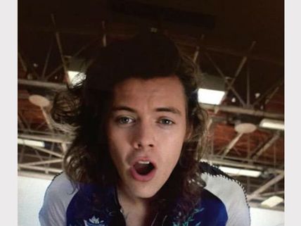 Not Again! Harry Styles Fall On Stage During 1D's Toronto Concert, Watch