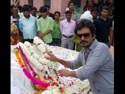 What Made Nawazuddin Siddiqui Emotional At Manjhi's Birthplace?
