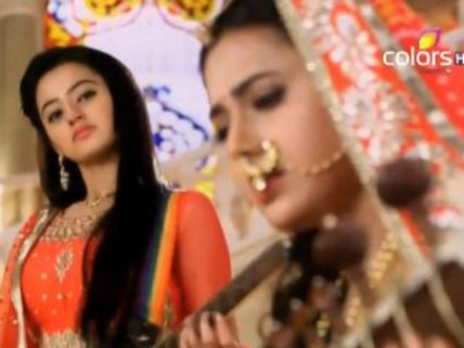 Swaragini: Ragini Traps Swara; Ragini Goes Missing; Lakshya To Blame Swara!
