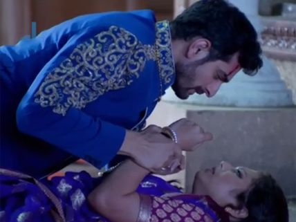 Ek Tha Raja Ek Thi Rani: Gayatri Saves Ranaji, But He Rejects Her Efforts! 