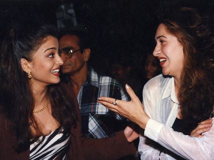 Flashback Pictures: When Aishwarya Rai Bachchan Shared A Laugh with Abhishek's Ex Karisma Kapoor