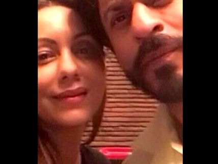 SO HOT: Shahrukh Khan Poses For A Selfie With Wife Gauri Khan On His 50th Birthday 