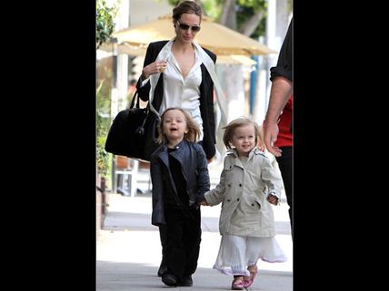 5  Hollywood Celebrity Mothers With Adorable Twin Children!