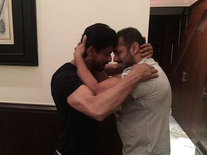 Epic Videos! SRK Grooves To PRDP As Prem, Salman Grooves To KKHH As Rahul