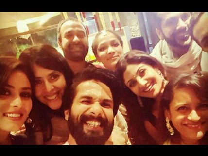 See Here, Shahid Kapoor Clicks ‘Diwali Waali Selfie’ With Wife Mira Rajput! 