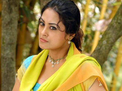 UNBELIEVABLE: Thuppakki Actress Meenakshi Slaps Assistant Director For No Reason!
