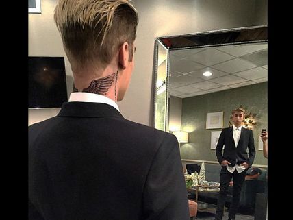 Justin Bieber's New Tattoo: Angel Wings On The Nape!