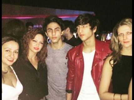 SUPERCOOL: Shahrukh Khan's Son Aryan Khan Spotted Partying With Friends (Pics)