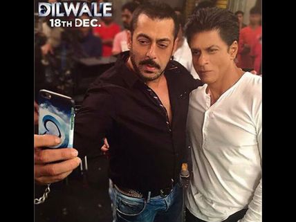 NEW PICTURE! When Salman Khan Taught Shahrukh Khan, How To Take A Selfie! 