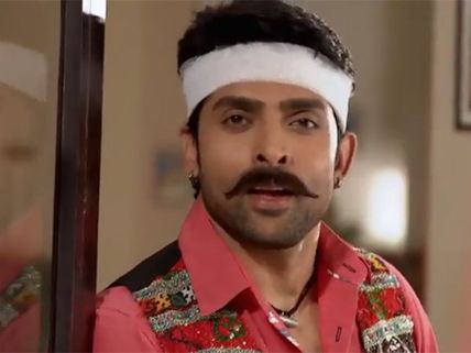 Jamai Raja: Ouch! Roshni Slips Off The Balcony; Sid Saves Her