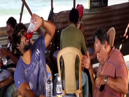 Funny! Madhavan Gets Drunk Till The Neck For Saala Khadoos