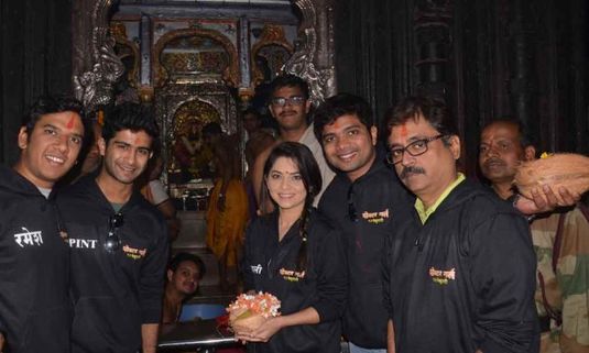 'Poshter Girl' Team Prays for a Hit in Kolhapur!