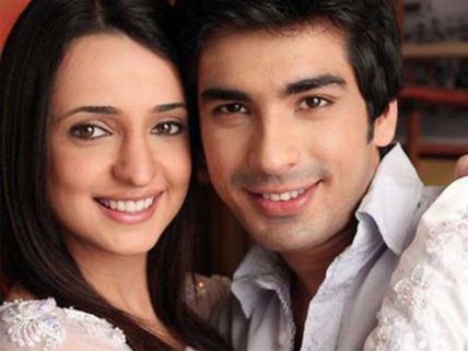 Roshni Chopra Designs Sanaya Irani's Wedding Attire!