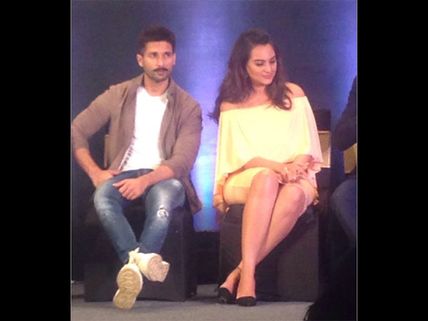 SPOTTED! Shahid Kapoor With Hot Divas, Sonakshi Sinha And Kriti Sanon! [PICTURES]
