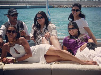DON'T MISS: Deepika Padukone & Malaika Arora Khan's Adorable Holiday Picture
