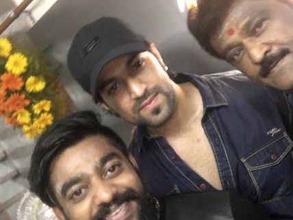 SELFIE TIME: Yash's Pic With Jaggesh, Goes Viral! 