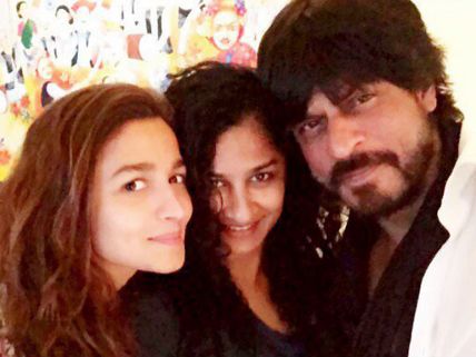 Have You Seen Shahrukh Khan-Alia Bhatt-Gauri Shinde's Latest Selfie Yet?