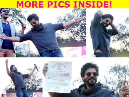AMAZING PICS: Shahrukh Khan Dances With Fans At Hansraj College; Gets College Degree After 28 Years!