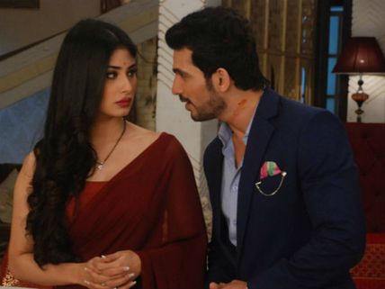 All Is Not Well Between Naagin Actors Arjun Bijlani & Mouni Roy!