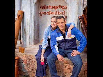 SULTAN FIRST LOOK! Salman Khan-Anushka Sharma Bleed Blue