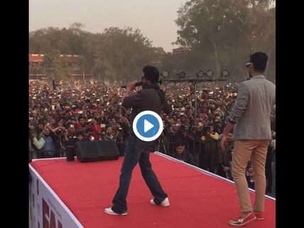 LIVE VIDEO: SRK Performs Trademark Step At #FanAnthem Launch; Fans Go Crazy! 
