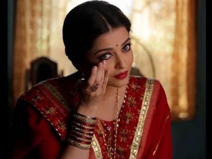 RED HOT! Aishwarya Rai Bachchan Looks Divine Sarbjit Song Still!