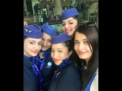 Aishwarya Rai Bachchan's New Selfie With Some Air Hostesses; Also See Her Other Hot Selfies Here!