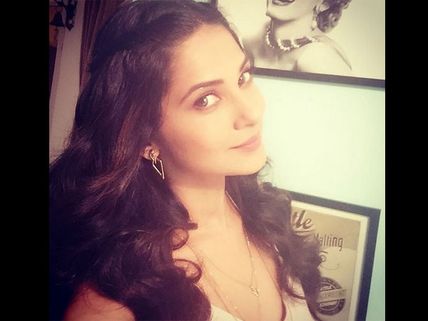Jennifer Winget Laughs Off Rumour About Her Breaking Down During Holi Shoot!