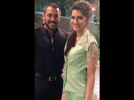 Salman Khan Wants Kriti Sanon To Be His JULIET!