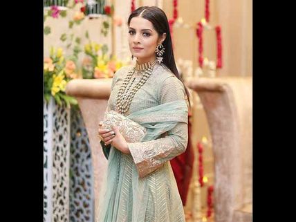 OH GOD! Celina Jaitly's Latest Pictures From A Wedding Function; Looks Unbelievably Gorgeous! 