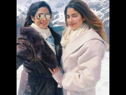 Damn Beautiful! Jhanvi Kapoor Poses With Mother Sridevi, Both Look Mesmerising (New Picture)