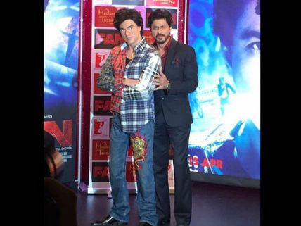 Pics! Shahrukh Khan Promotes Fan At The Madame Tussauds, Poses With Doppelganger Gaurav's Wax Statue