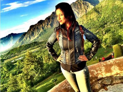 Adaa Khan Celebrates Her Birthday In Kashmir; Mouni, Arjun & Bharti Wish The Gorgeous Naagin!