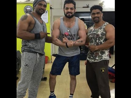 Yeh Hai Mohabbatein's Karan Patel Shows Off His Biceps