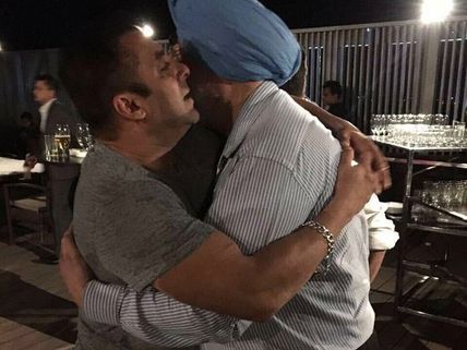 Ahem Ahem! Salman Khan Introduces Iulia Vantur To His Teacher 'Bedi Sir' [Adorable Pictures]