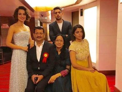 Kangana Ranaut's Adorable Picture With Her Family After Winning The National Award!