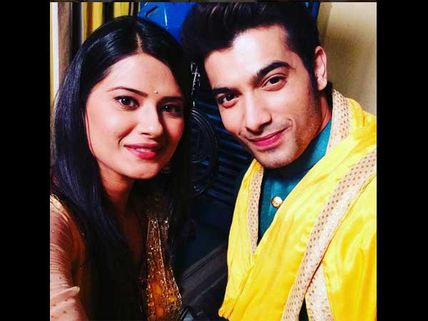 Kratika Sengar And Sharad Malhotra Bag The Best Popular Jodi Award At Gold Awards 2016!