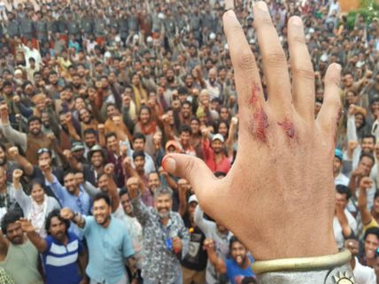 Rajamouli Happy About Baahubali Shoot, Does 'Jai Mahishmathi' With Team