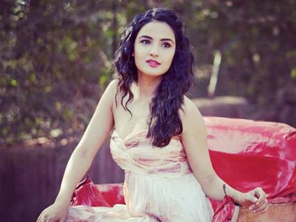 Rare & Unseen Pictures Of The Vivacious Jasmin Bhasin!