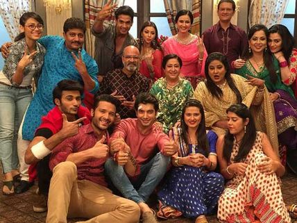 Whoa! Sharad, Kratika And The Starcast Of Kasam Are Bonding Pretty Well Off-Screen! [PICS]
