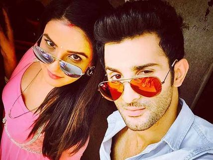 Tashan-E-Jodi: What Makes The Duo Sidhant & Jasmin So Popular?[PICS] 
