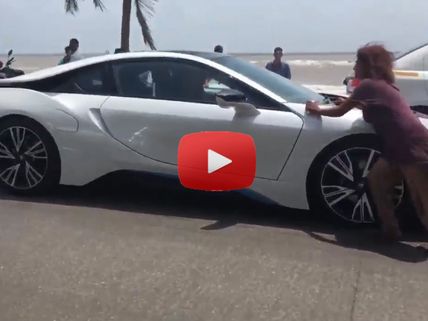 Video: Shahrukh Khan's BMW Stopped By A Homeless Woman Mid Road In Bandra!