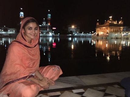 Alia Bhatt visits the Golden Temple With Her Father Mahesh Bhatt!