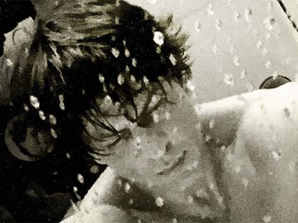 OMG! Shahrukh Khan Shares A Picture From His Shower