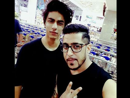 Bollywood's Next Heartthrob! Shahrukh's Son Aryan Khan Is Already A Star, Spotted Posing With A Fan