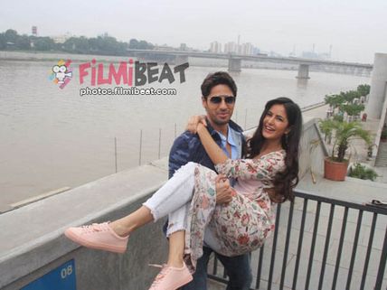 Break-up Ke Benefits! Katrina Kaif Can't Take Her Hands Off From Sidharth Malhotra [Latest Pics]