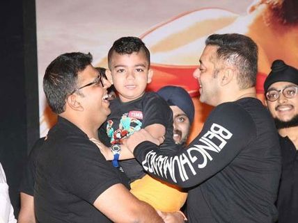 Sultan Success Bash! Salman Khan Meets & Greets Fans
