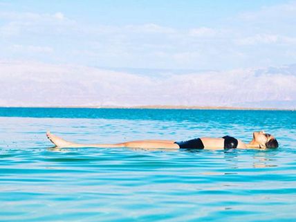 Oh My God! Sonam Kapoor Spotted In A Bikini & She Looks Helluva Hot [Pictures]