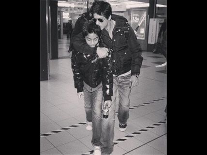 He's The Best Father! This Picture Of Shahrukh Khan Kissing Aryan Khan Is Too Adorable For Words