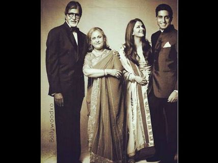 A Perfect Family! Aishwarya Rai & Abhishek Pose Along With Amitabh & Jaya Bachchan In This Group Pic